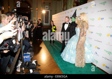 Sydney, Australia. 10 ottobre, 2014. Nella foto è raffigurato L-R: Ronan Keating, Jemma Rix, Lucy Durack e tempesta Uechtritz. La superstar pop Ronan Keating ha ospitato gli smeraldi & Ivy sfera per raccogliere fondi per Cancer Council Australia. Credito: Richard Milnes/Alamy Live News Foto Stock