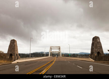 Il Alsea Bay Bridge con nuvole nr Waldport, Lincoln County, Oregon, USA, America del Nord Foto Stock