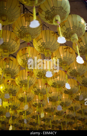 Giallo lanterne di carta appendere al Wat Mangkon Kamalawat nella celebrazione dell'annuale festival vegetariano, Bangkok, Thailandia. Foto Stock