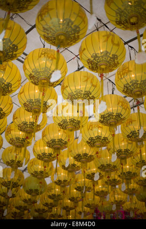 Giallo lanterne di carta appendere al Wat Mangkon Kamalawat nella celebrazione dell'annuale festival vegetariano, Bangkok, Thailandia. Foto Stock