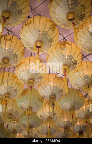 Giallo lanterne di carta appendere al Wat Mangkon Kamalawat nella celebrazione dell'annuale festival vegetariano, Bangkok, Thailandia. Foto Stock