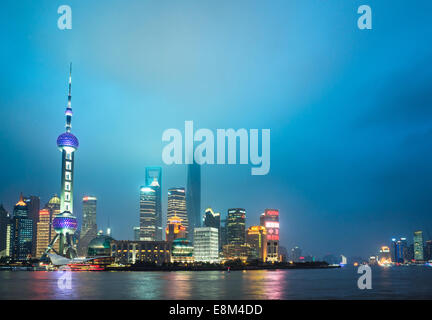 Skyline di Shanghai Il Bund di notte, punto di riferimento della Cina. Foto Stock