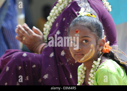 Giovane ragazza indiana con la faccia dipinta in Indù festival religioso Foto Stock