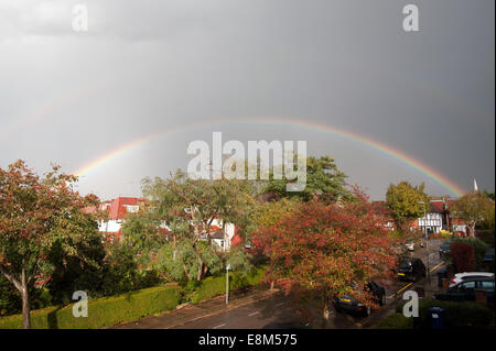 Londra, Regno Unito. 10 ottobre, 2014. Un doppio arcobaleno moduli sopra nel nord di Londra dopo un pomeriggio pesante acquazzone, Venerdì 10 ottobre, 2014. Credito: Heloise/Alamy Live News Foto Stock