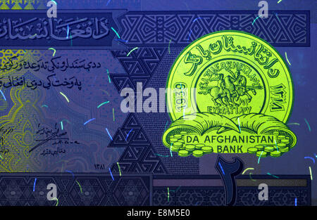 Funzione di sicurezza su una banconota afgano visibile solo sotto la luce ultravioletta Foto Stock