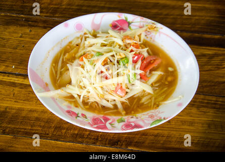 Delizioso cibo tailandese SOMTAM chiamata dalla papaia e ingrediente piccante Foto Stock