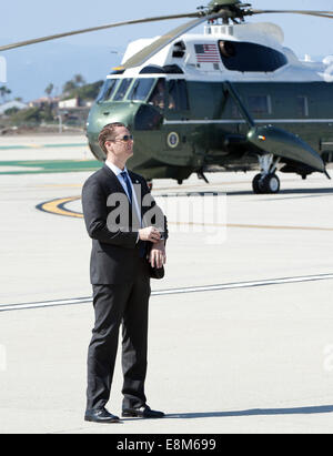 Los Angeles, California, USA. 9 Ott 2014. Un servizio segreto USA Agent si erge da su asfalto a LAX a fianco di quello che sarà uno marini come egli attende l'arrivo imminente di Air Force One che trasportano il Presidente Barack Obama giovedì 9 ottobre 2014. Credito: David Bro/ZUMA filo/Alamy Live News Foto Stock