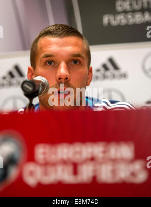 Varsavia, Polonia. 10 ottobre, 2014. Lukas Podolski di Germania nel corso di una conferenza stampa presso l'hotel 'Westin' a Varsavia, Polonia, 10 ottobre 2014. La Germania dovrà affrontare la Polonia nella UEFA EURO 2016 qualifica partita di calcio di Sabato, 11 ottobre. Credito: dpa picture alliance/Alamy Live News Foto Stock