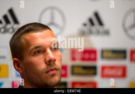 Varsavia, Polonia. 10 ottobre, 2014. Lukas Podolski di Germania nel corso di una conferenza stampa presso l'hotel 'Westin' a Varsavia, Polonia, 10 ottobre 2014. La Germania dovrà affrontare la Polonia nella UEFA EURO 2016 qualifica partita di calcio di Sabato, 11 ottobre. Credito: dpa picture alliance/Alamy Live News Foto Stock