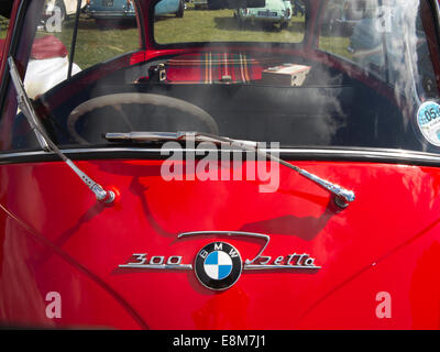 Automobilismo, rosso BMW Isetta 300 bolla badge auto Foto Stock