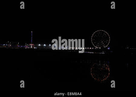 Vista notturna spiaggia con riflessioni di ruota, a sud verso il Molo Centrale "Big Wheel' e 'Sky Flyer', Luminarie di Blackpool, Regno Unito Foto Stock