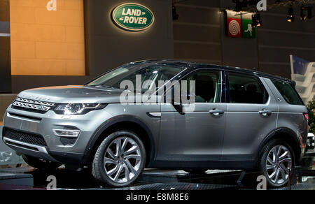 Parigi, Francia. 3° Ott, 2014. Il nuovo Land Rover Discovery è raffigurato durante la seconda giornata della stampa del Motor Show di Parigi (Mondial de l'Automobile) a Parigi, in Francia, il 3 ottobre 2014. Il Motor Show di Parigi, che ha luogo ogni anno, va dal 4 fino al 19 Ottobre. Foto: Daniel Karmann/dpa/Alamy Live News Foto Stock