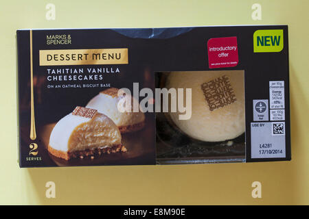 Scatola di Marks & Spencer Tahitian Vanilla cheesecake su un biscotto di avena base isolata su sfondo giallo Foto Stock