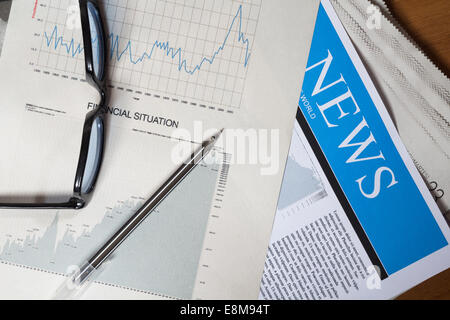 Relazione finanziaria,quotidiani, bicchieri e penna sul desktop. Foto Stock