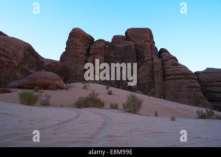 Tramonto e rocce nel Wadi Rum desert, nota come Valle della Luna, un famoso in tutto il mondo valle tagliato in arenaria e pietra di granito, guardando come Marte Foto Stock
