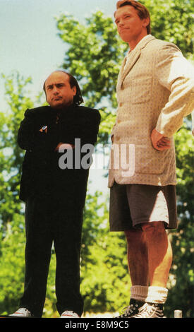 Gemelli 1988 Universal Pictures film con Danny DeVito a sinistra e Arnold Schwarzenegger Foto Stock