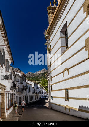 Due turisti in cammino verso la piazza di Grazalema, Andalusia, Spagna Foto Stock