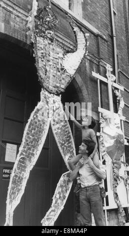 Ricordate quando da Annabal Bagdi <<17AUG1994>> artisti in erba realizzato un più grande di vita la scultura da rifiuti industriali materiali in agosto 1994. I residenti di età compresa tra i 6 e i 60 trascorso un mese la realizzazione di gronde, pezzi di nastri, filo, in metallo e in legno Foto Stock