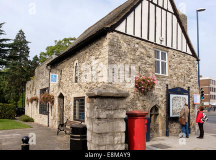 I turisti a studiare mappa città Invicta al di fuori della Camera di Commercio. La casa di Porta Palazzo Arcivescovile Maidstone Kent England Regno Unito Foto Stock