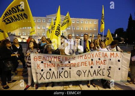 Atene, Grecia. Il 10 ottobre 2014. Dipendenti del governo protestare al di fuori del parlamento greco. I manifestanti da diversi anti-gruppi di governo hanno protestato fuori del parlamento greco la sera del voto di fiducia al governo greco che si è tenuto all'interno. La protesta è stata prevalentemente diretti contro le misure di austerità introdotte dal governo greco negli ultimi anni. Credito: Michael Debets/Alamy Live News Foto Stock