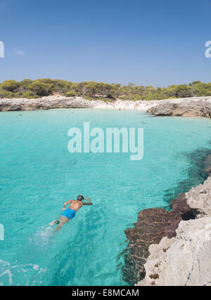 Lo snorkeling in una bellissima cala in Minorca, cala Talaier, isole Baleari, Spagna. Foto Stock