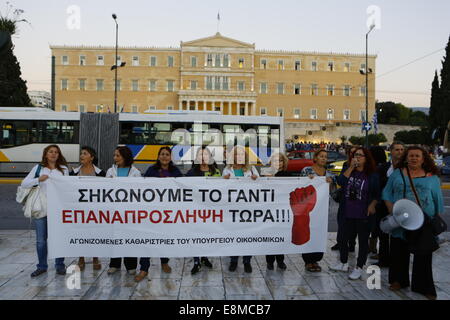 Atene, Grecia. Il 10 ottobre 2014. Pulitori del governo protestare contro il loro licenziamento da parte del governo al di fuori del parlamento greco. I manifestanti da diversi anti-gruppi di governo hanno protestato fuori del parlamento greco la sera del voto di fiducia al governo greco che si è tenuto all'interno. La protesta è stata prevalentemente diretti contro le misure di austerità introdotte dal governo greco negli ultimi anni. Credito: Michael Debets/Alamy Live News Foto Stock