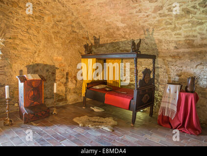 SPISSKY CASTELLO, Slovacchia - 19 luglio 2014: la camera da letto medievale nel castello. Foto Stock