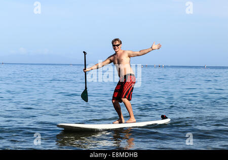 L'uomo godendo di stand up paddling at Wailea Beach a Maui Foto Stock