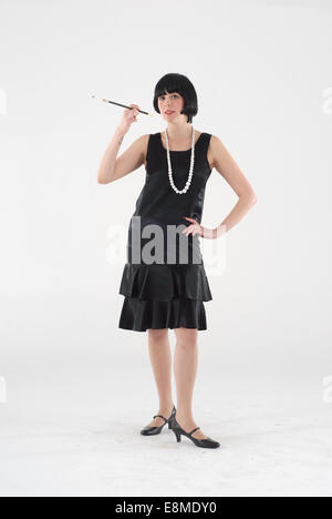 Donna in costume costume di commedia in una 1920s flapper fashion outfit Foto Stock