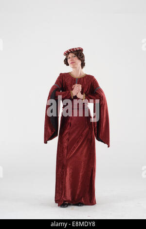 Donna in costume commedia in costume medievale storico queen vestito con corona, velo nero e vestito rosso Foto Stock