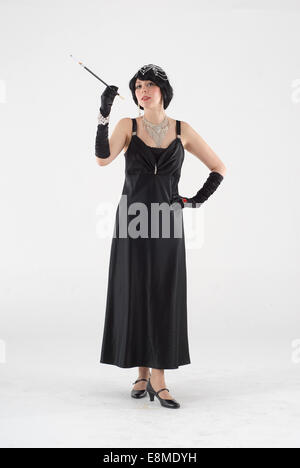 Donna in costume costume di commedia in una 1920s flapper fashion outfit Foto Stock