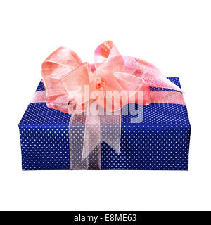 Blue box regalo e nastro rosa, isolato su bianco con il percorso Foto Stock