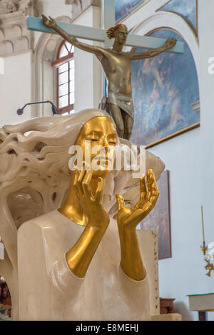 Padova, Italia - 8 Settembre 2014: il dettaglio della statua del pulpito nella Cattedrale di Santa Maria Assunta (Duomo) da Giuliano Vangi Foto Stock