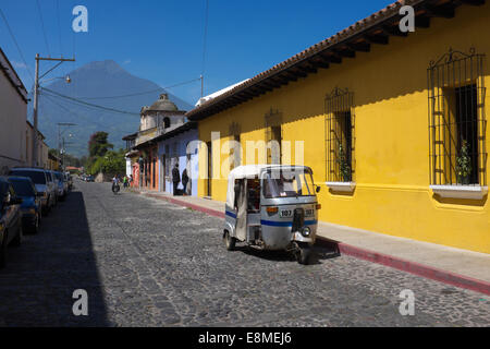 Tuk-tuk taxi, Antigua Guatemala. Volcan de Agua sullo sfondo. Foto Stock