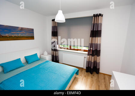 Il recentemente arredato camera da letto è pronto a vivere a. Foto Stock