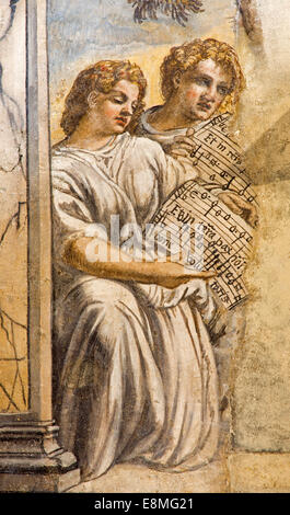 Padova, Italia - 8 Settembre 2014: l'affresco di angeli con la musica nella chiesa di San Francesco del Grande. Foto Stock