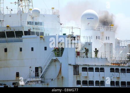 La nave Ocean Drover sul fuoco al porto di Fremantle. Questa nave è la più grande del mondo costruito allo scopo, vettore di bestiame. Foto Stock