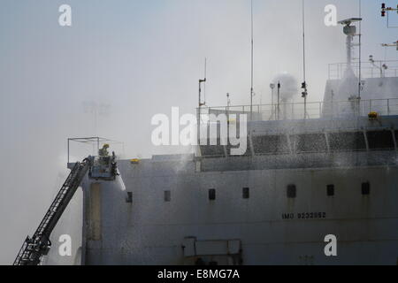 La nave Ocean Drover sul fuoco al porto di Fremantle. Questa nave è la più grande del mondo costruito allo scopo, vettore di bestiame. Foto Stock