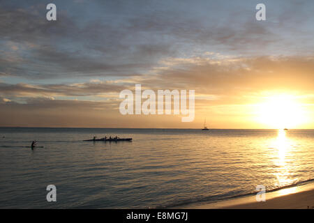 Persone paddling canoe outrigger in una laguna tropicale Foto Stock