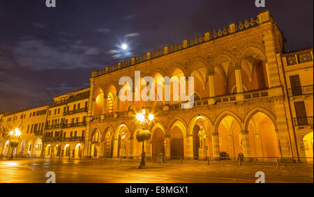 Padova, Italia - 10 settembre 2014: La Loggia Amulea ont il Prato della Valle di notte. Foto Stock