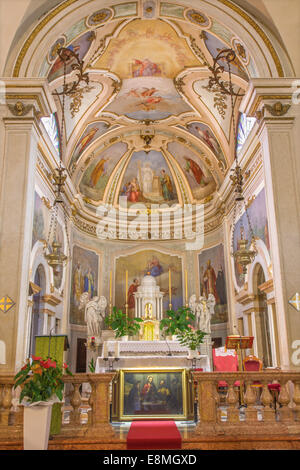 Padova, Italia - 10 settembre 2014: il presbiterio della chiesa di San Daniele. Foto Stock