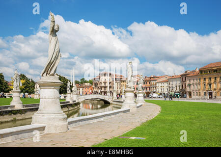 Padova, Italia - 10 settembre 2014: Prato della Valle da sud Foto Stock