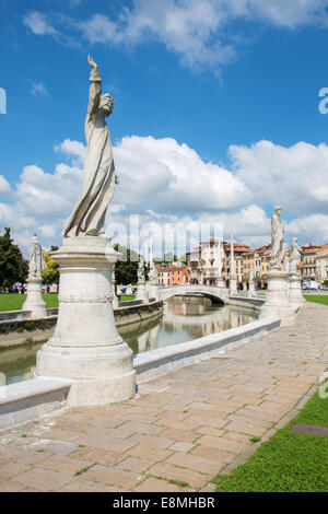 Padova, Italia - 10 settembre 2014: Prato della Valle da sud Foto Stock