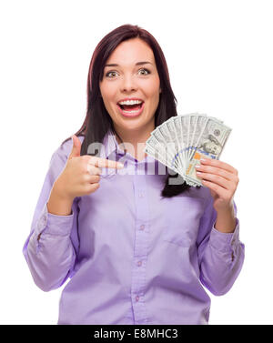 Emozionato razza mista donna tenendo la progettata di recente Stati Uniti banconote da cento dollari isolato su uno sfondo bianco. Foto Stock