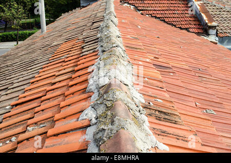 Vecchio tetto in tegole rosse vicino visualizza esterno Foto Stock