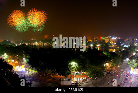 Hanoi, Vietnam. 10 ottobre, 2014. Fuochi d'artificio sono visualizzati per celebrare il sessantesimo anniversario di Hanoi il giorno della liberazione oltre il Lago Hoan Kiem ad Hanoi, capitale del Vietnam, il 10 ottobre, 2014. Credito: VNA/Xinhua/Alamy Live News Foto Stock