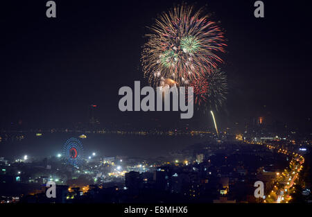 Hanoi, Vietnam. 10 ottobre, 2014. Fuochi d'artificio sono visualizzati per celebrare il sessantesimo anniversario di Hanoi di liberazione del giorno sul Lago Ovest ad Hanoi, capitale del Vietnam, il 10 ottobre, 2014. Credito: VNA/Xinhua/Alamy Live News Foto Stock