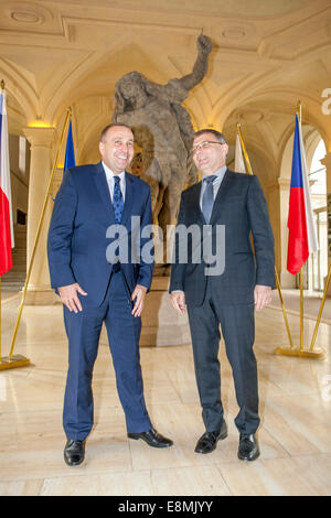 Praga, Repubblica Ceca. 10 ottobre, 2014 Ministro ceco degli Affari Esteri Lubomir Zaoralek (R) ha accolto Grzegorz Schetyna, ministro degli Affari esteri della Polonia, al Palazzo Czernin Foto Stock