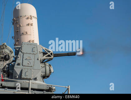 Mare Arabico, 20 novembre 2013 - La visita-missili cruiser USS San Jacinto (CG 56) incendi a chiudere in sistema di armi durante un liv Foto Stock