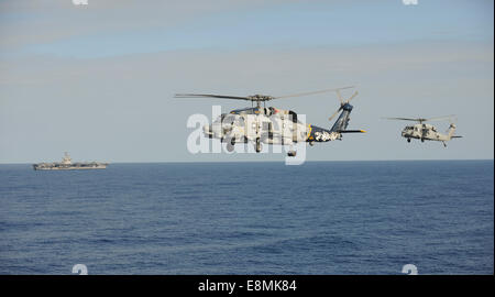 Oceano Pacifico, 2 Dicembre 2013 - Un MH-60R Sea Hawk elicottero, sinistra e un MH-60S Sea Hawk volare in elicottero durante un demone di aria Foto Stock